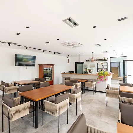 Oda ve Kahvaltı Irdi 4*